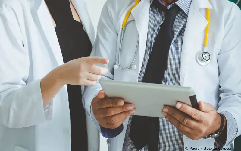 Apotheker beraet Arzt