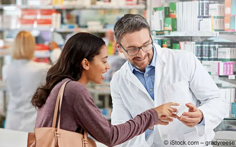 Apotheker berät junge Frau