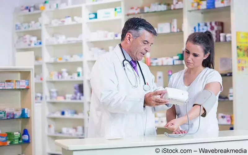 Apotheker misst Blutdruck