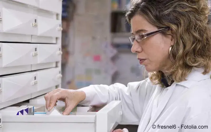 Apothekerin füllt Schränke nach