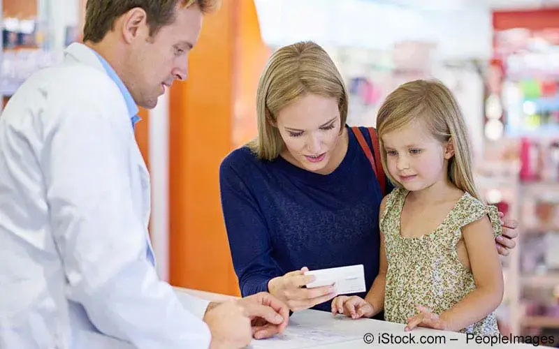 Mutter und Kind in der Apotheke