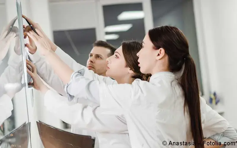 Aerzte besprechen Therapie