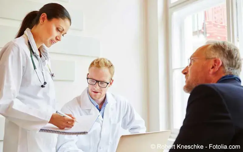 Besprechung Patient mit Aerzten