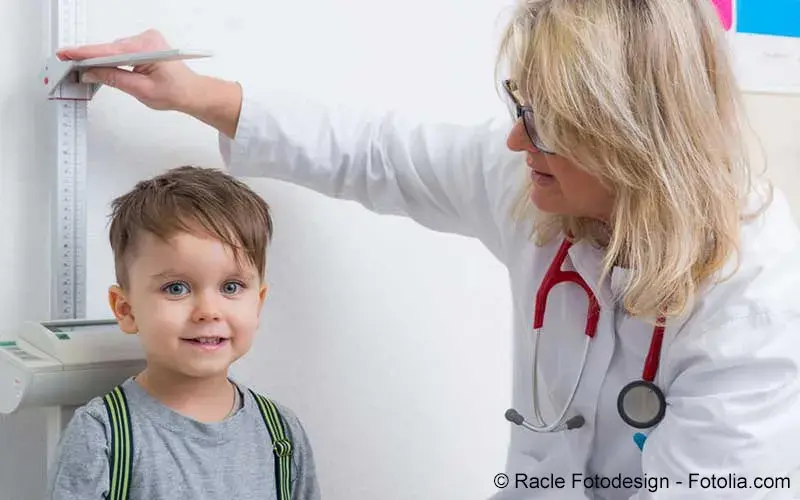 Kleinkind Untersuchung beim Arzt