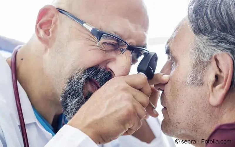 Arzt untersucht Auge