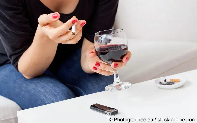 Frau mit Zigarette und Wein