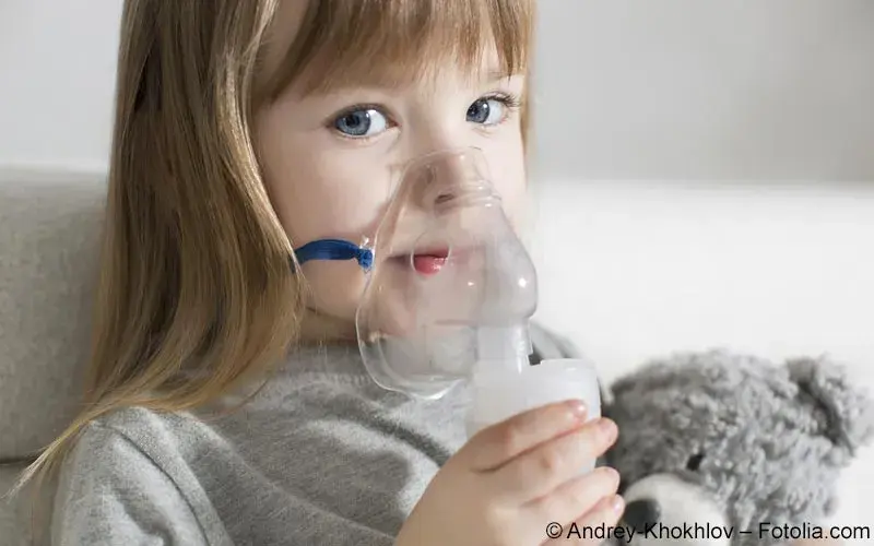 Kind mit Inhalator
