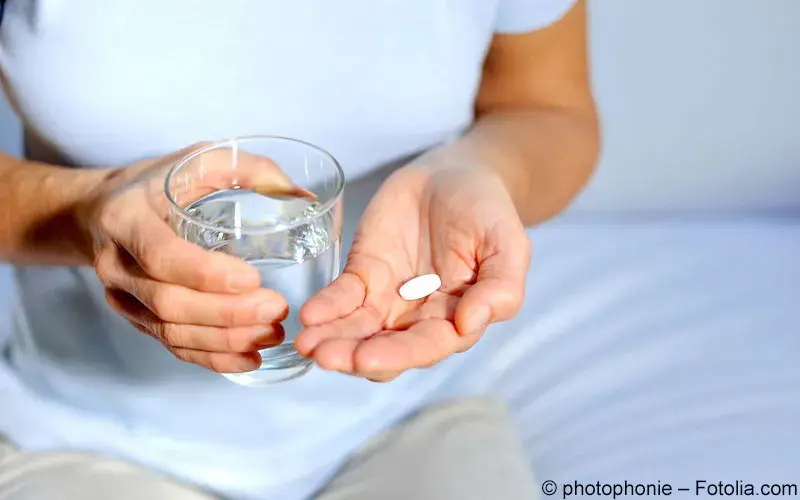 Frau nimmt Tablette zu sich