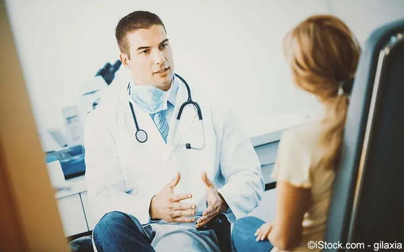 Arzt klaert Patientin auf