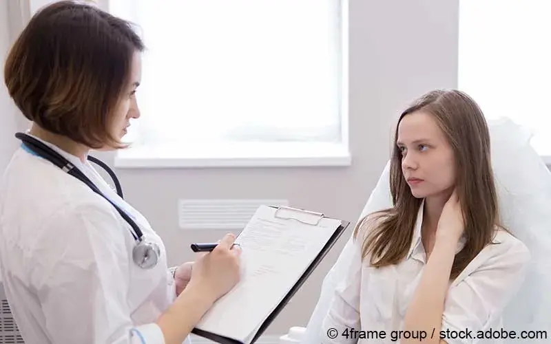 Junge Frau Gynäkologe