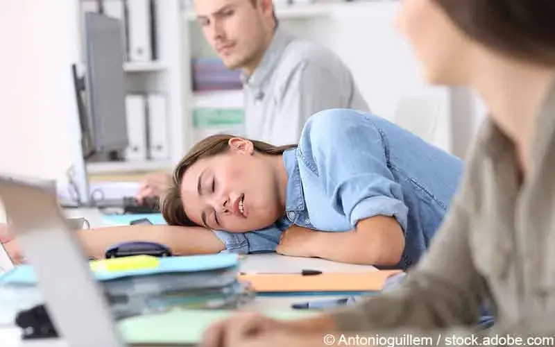 Junge Frau Schlafmangel