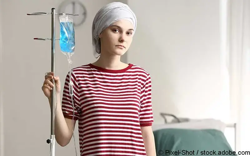 junge Krebspatientin Infusion