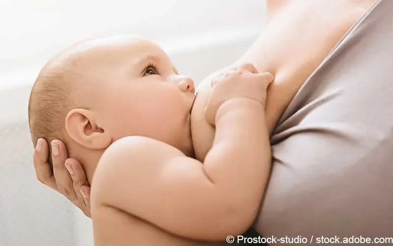 Mutter stillt Baby