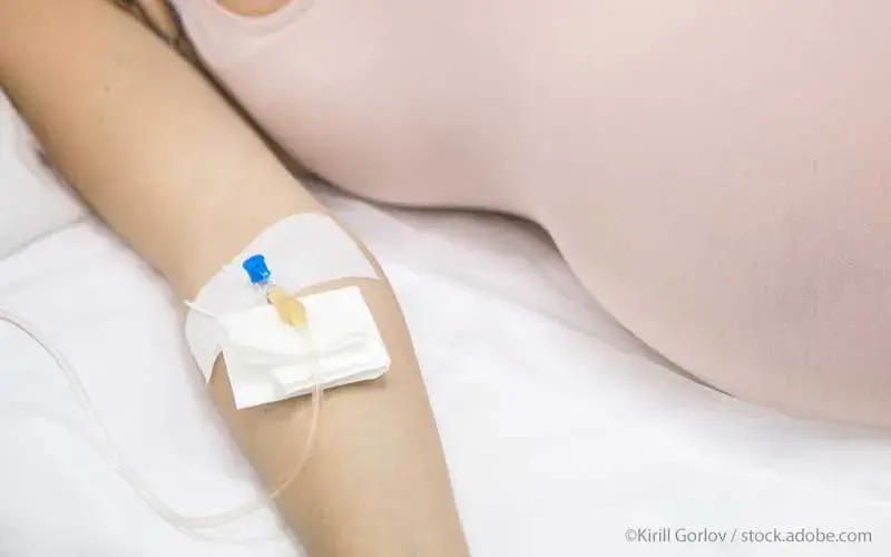 Schwangere mit Infusion