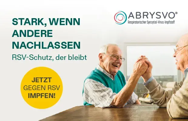 Senioren lachen am Tisch