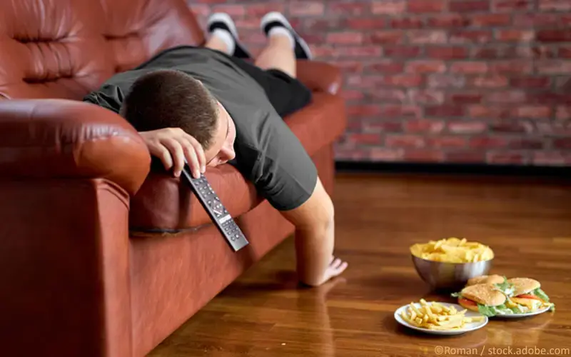 Adipöses Kind auf Sofa