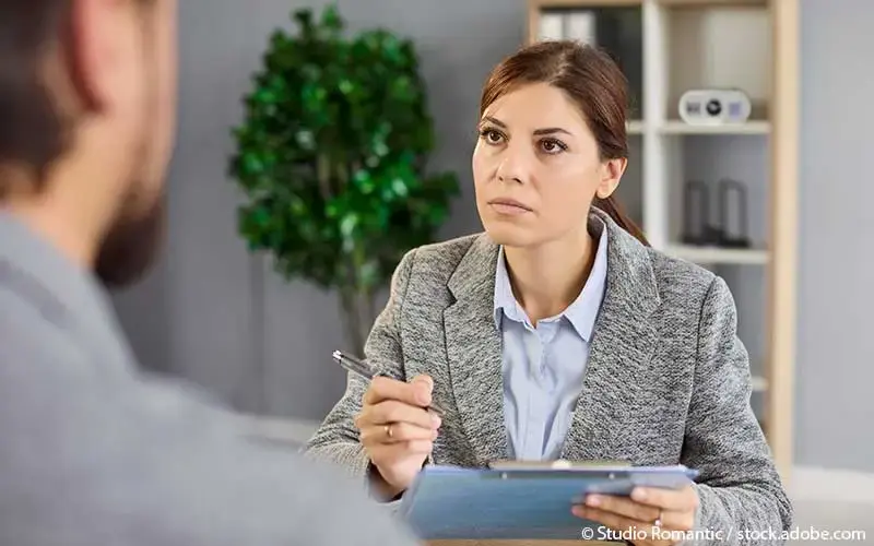 Frau prüft Unterlagen Bewerber