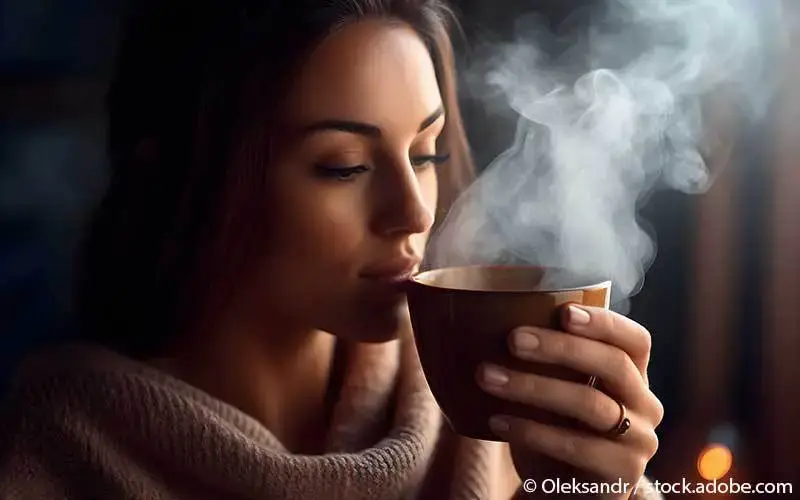 Frau riecht an Kaffee