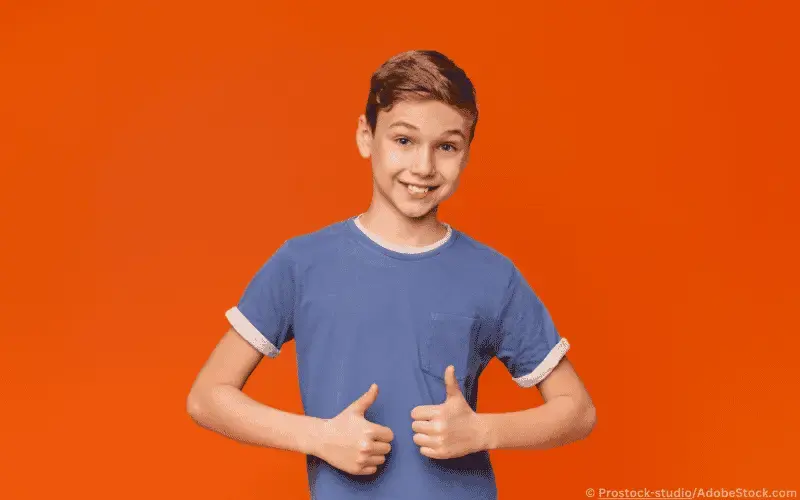 Junge-Kind-Daumen-Hoch-zufrieden-glücklich