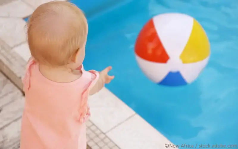Kleinkind am Pool_Gefahr