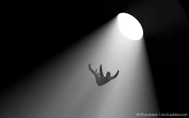 Mann fällt in ein Loch