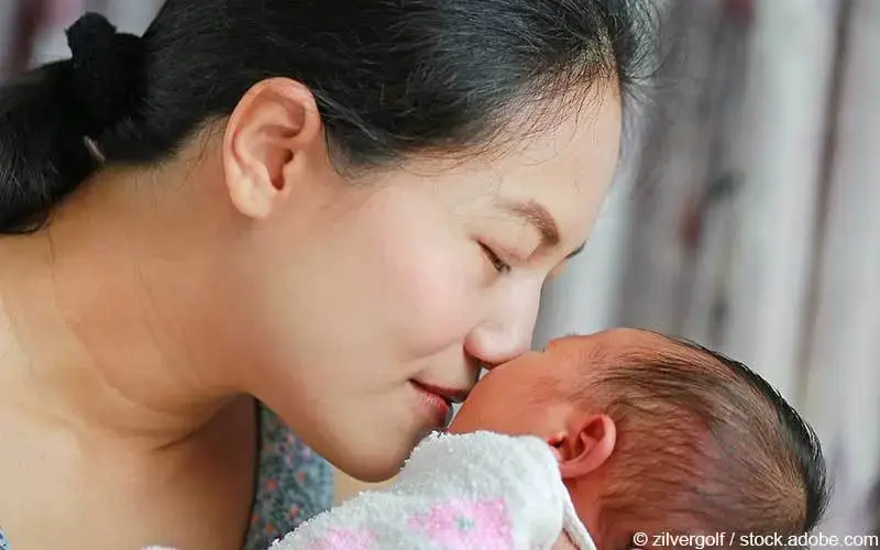 Mutter riecht an Säugling