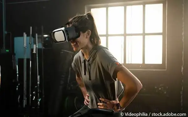 Person mit VR-Brille 