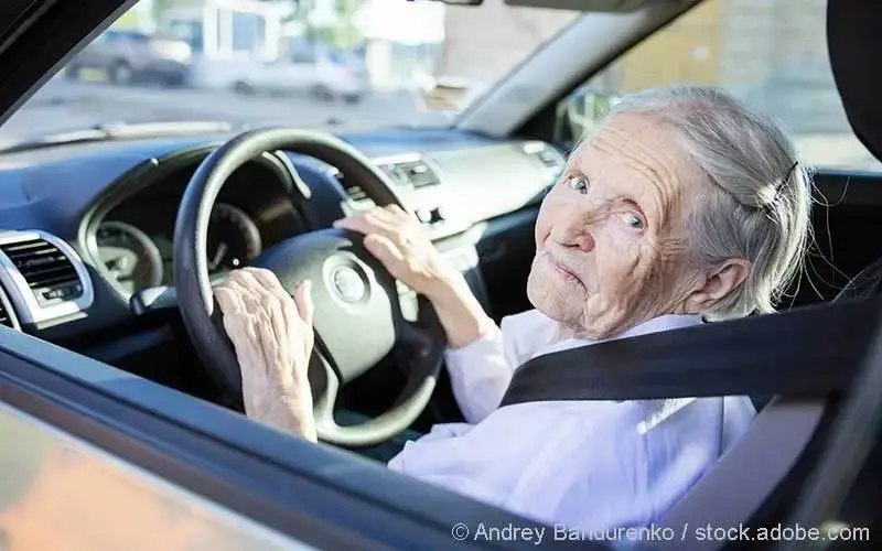 Seniorin am Steuer