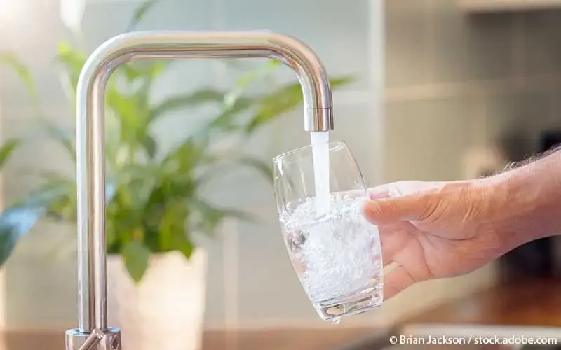 Wasserhahn Trinkglas