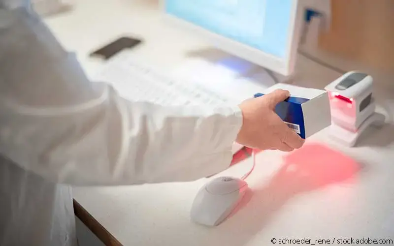 Apotheker scant Medikament