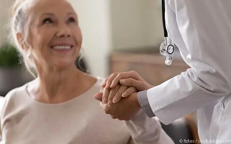 Aeltere Dame Dermatologin