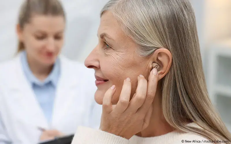 Ältere Patientin Arzt Hörgerät