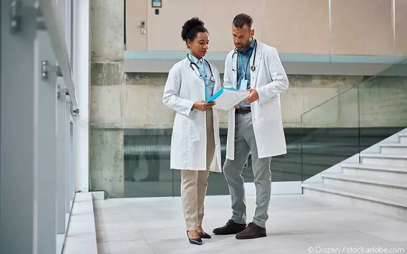 Ärzte lesen Gesundheitsbericht