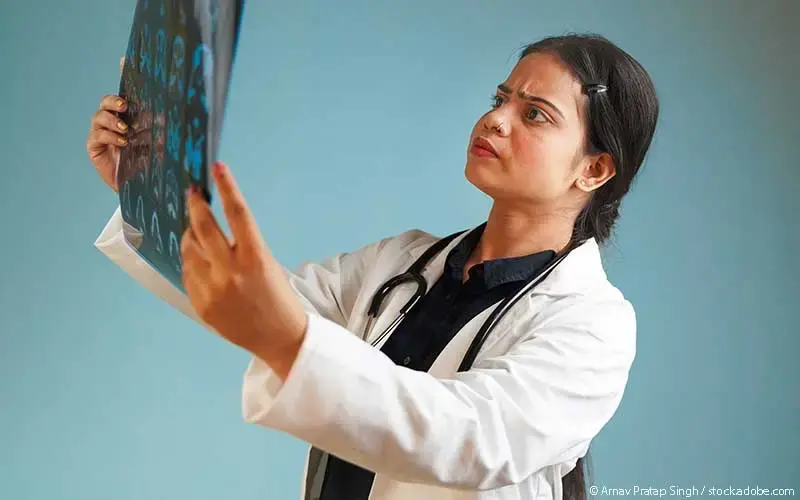 Aerztin begutachtet CT