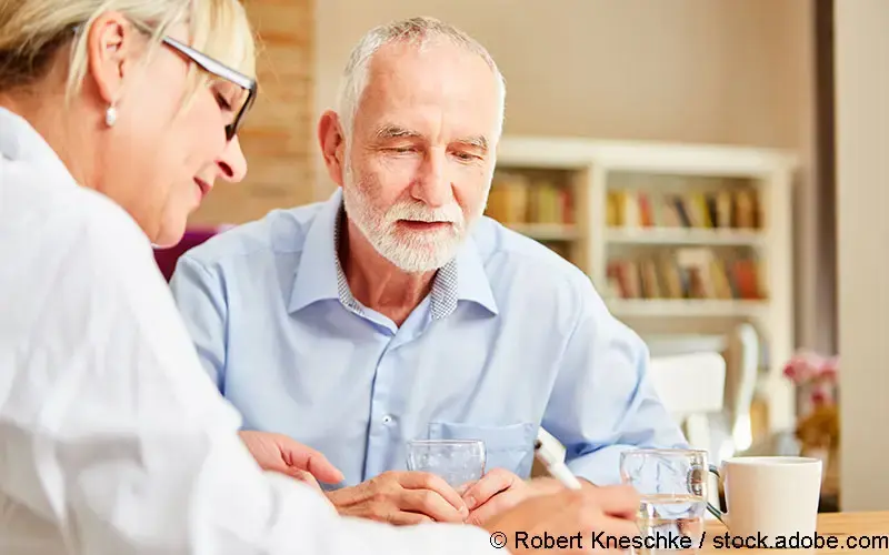 Ärztin bespricht Diagnose