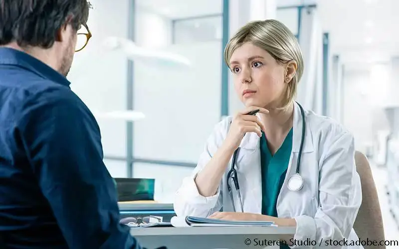 Aerztin-Patient-im-Gespraech