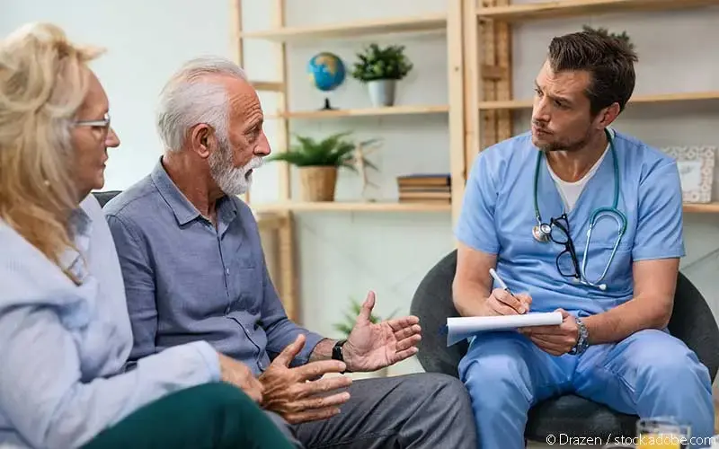 Arzt befragt Patient