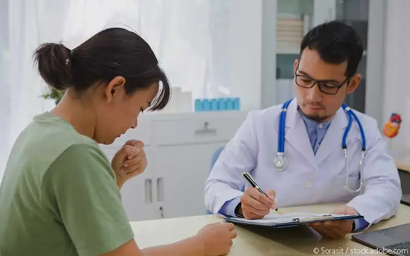 Arzt befragt Patienten