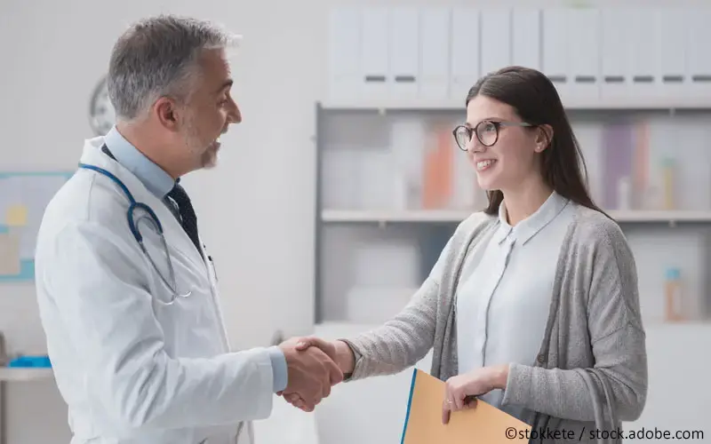 Arzt begrüßt Patientin