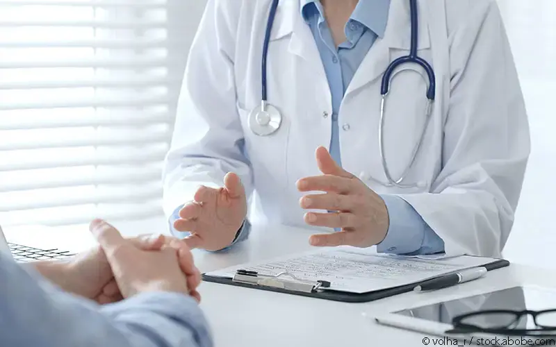Arzt berät Patient 