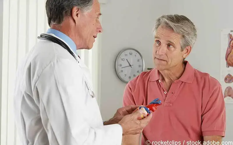 Arzt erklärt Patienten Herzproblem