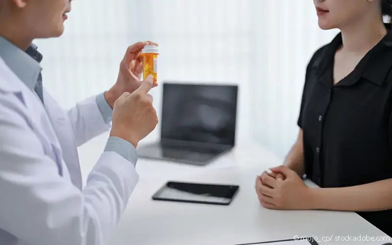 Arzt gibt Patientin Arznei