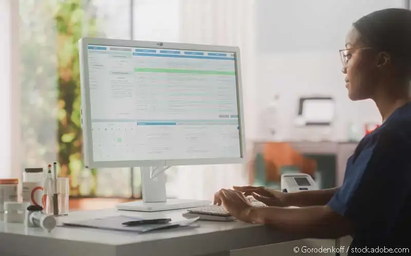 Arzt nutzt Praxisverwaltungssystem