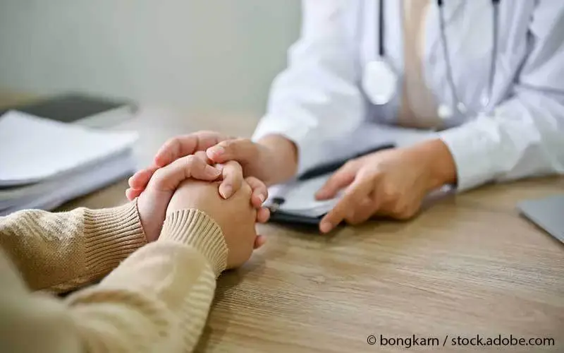 Arzt spricht mit Patient
