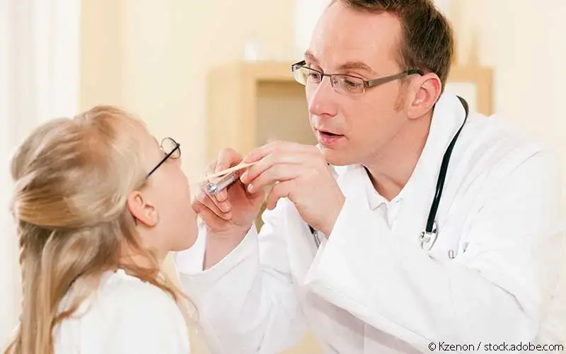 Arzt untersucht Kind