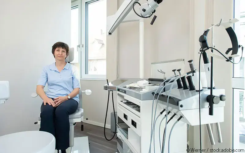 Frau beim HNO-Arzt