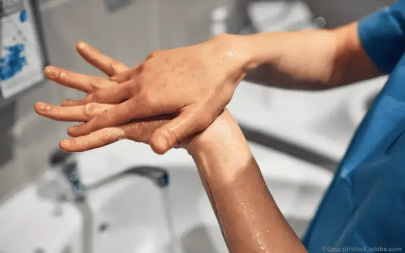 Handdesinfektion-Krankenhaus-Beruf-Pflege