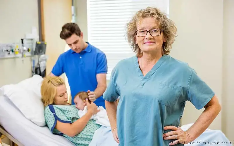 Hebamme mit Familie im Krankenhaus