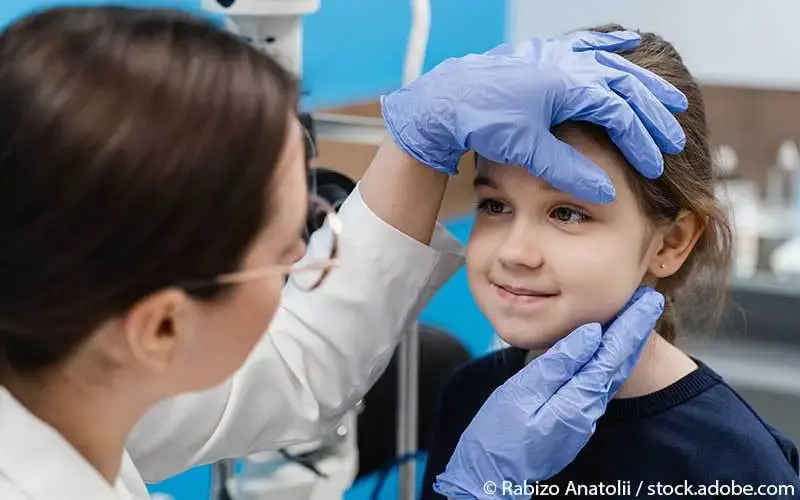 Kind Augenuntersuchung Ärztin