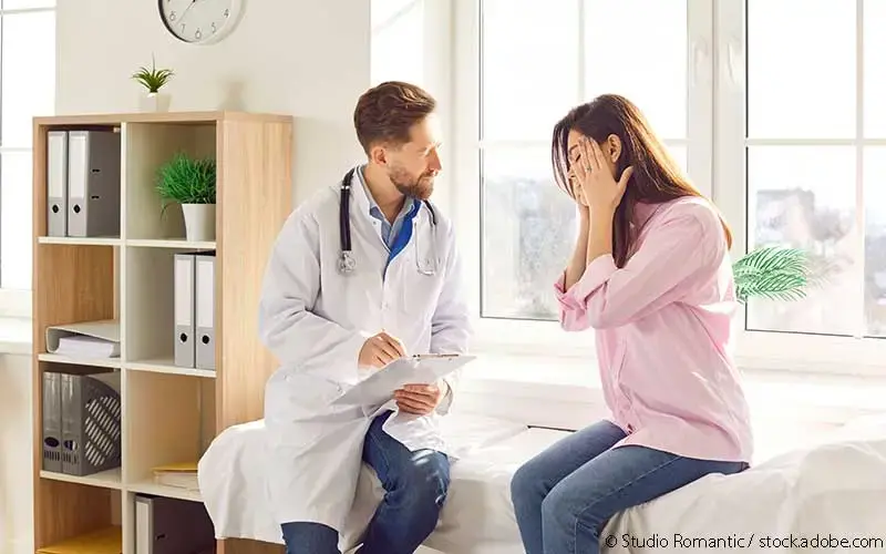 Migränepatientin Arzt